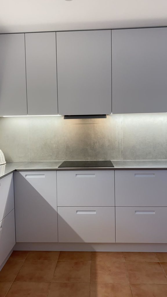 Nueva cocina en Menorca con electrodomésticos integrados