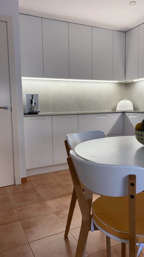 Nueva cocina en Menorca con electrodomésticos integrados
