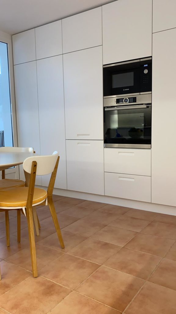 Nueva cocina en Menorca con electrodomésticos integrados