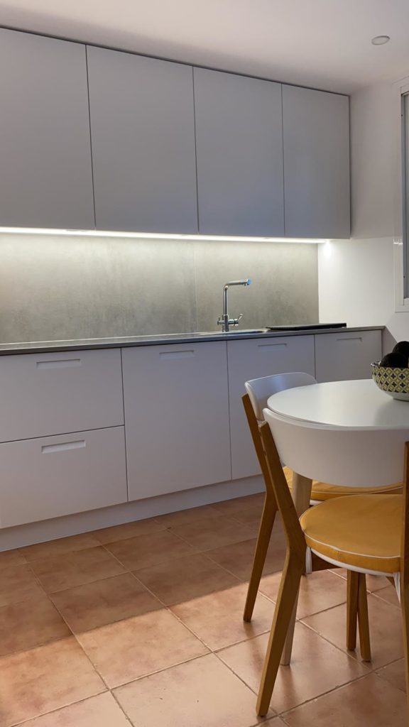 Nueva cocina en Menorca con electrodomésticos integrados